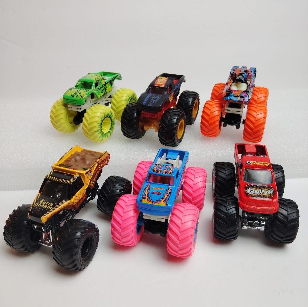 Hot Wheels Monster Trucks Vehicle Set of 6 ( 3 Glow in the Dark)